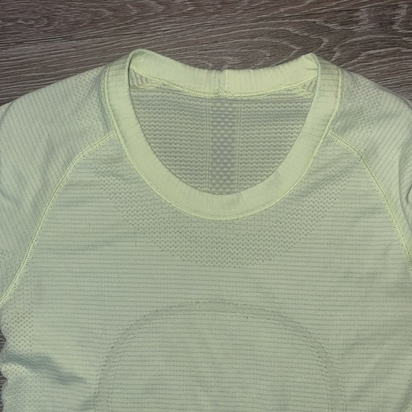 - Lululemon athletica swifty top size long sleeve size 4 bright yellow green - Picture 4 of 8